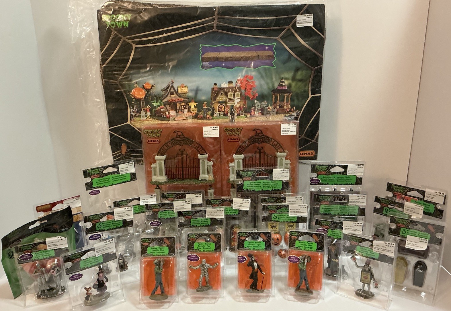 LEMAX SPOOKY TOWN HALLOWEEN VILLAGE ACCESSORIES LOT OF 28 FIGURES & PLATFORM NEW