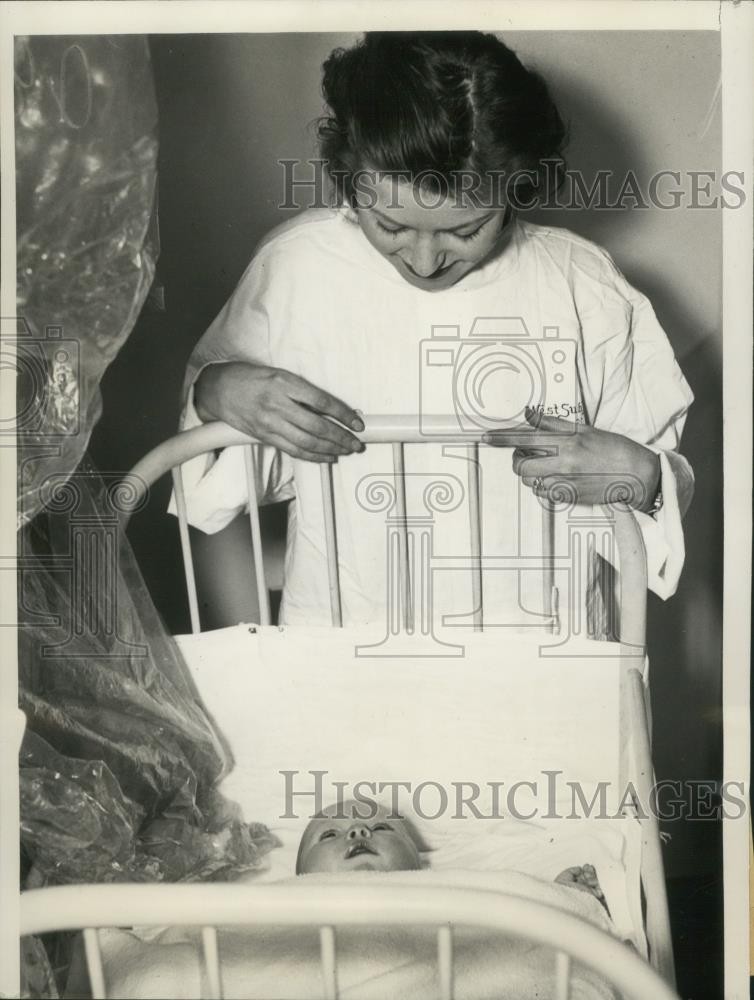 1939 Press Photo Florence Vana with Baby in Chicago Hospital after Pneumonia