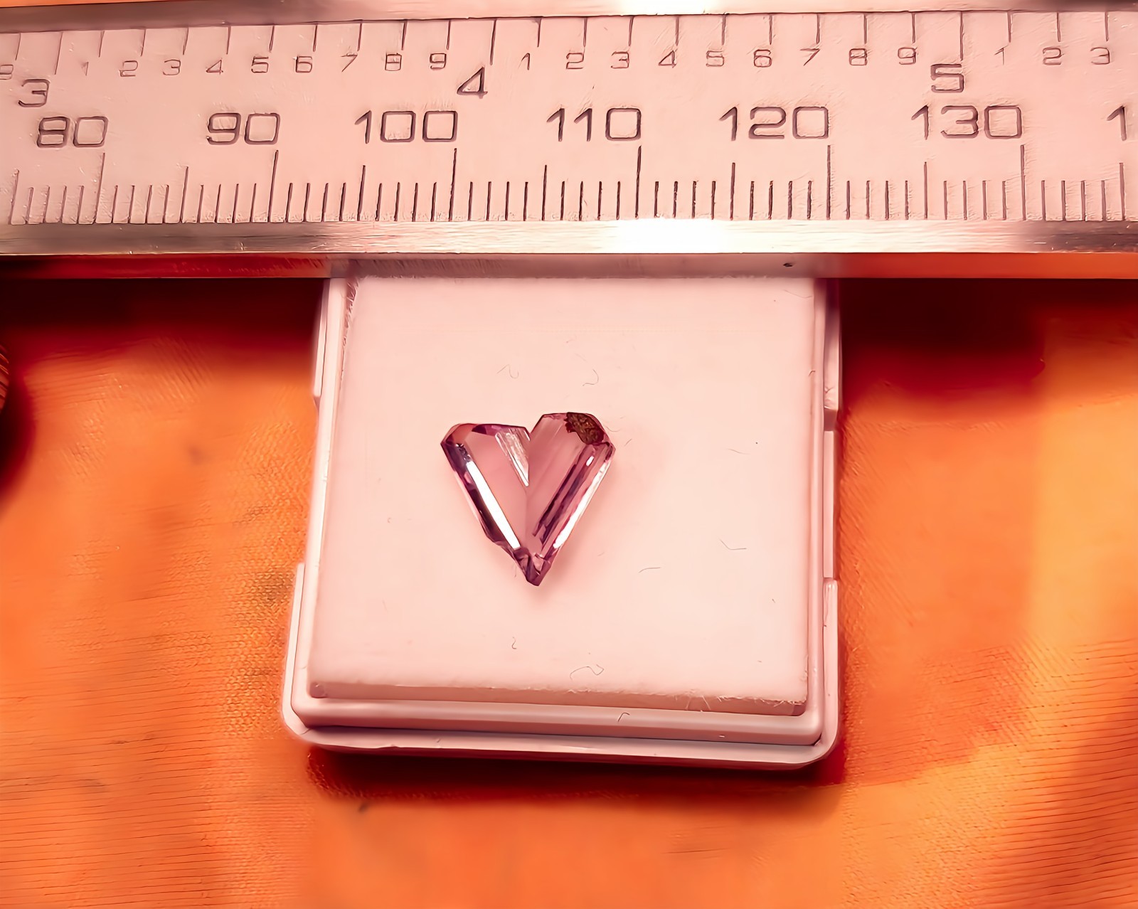 EXTREMLY RARE RED,  V SHAPE TWINNED COLOR CHANGE DIASPORE ZULTANITE CRYSTAL NTRL