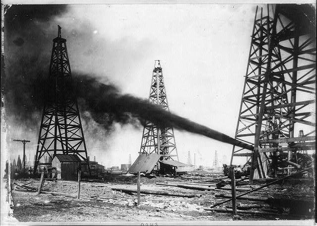 Photo:Spindletop Texas 1910s Oil Gusher Oil Field Derrick Blowout
