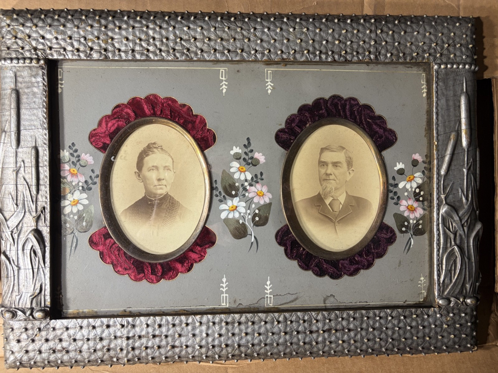 Antique 19th c. late 1800\'s Victorian Tramp Art Frame w/ Photos