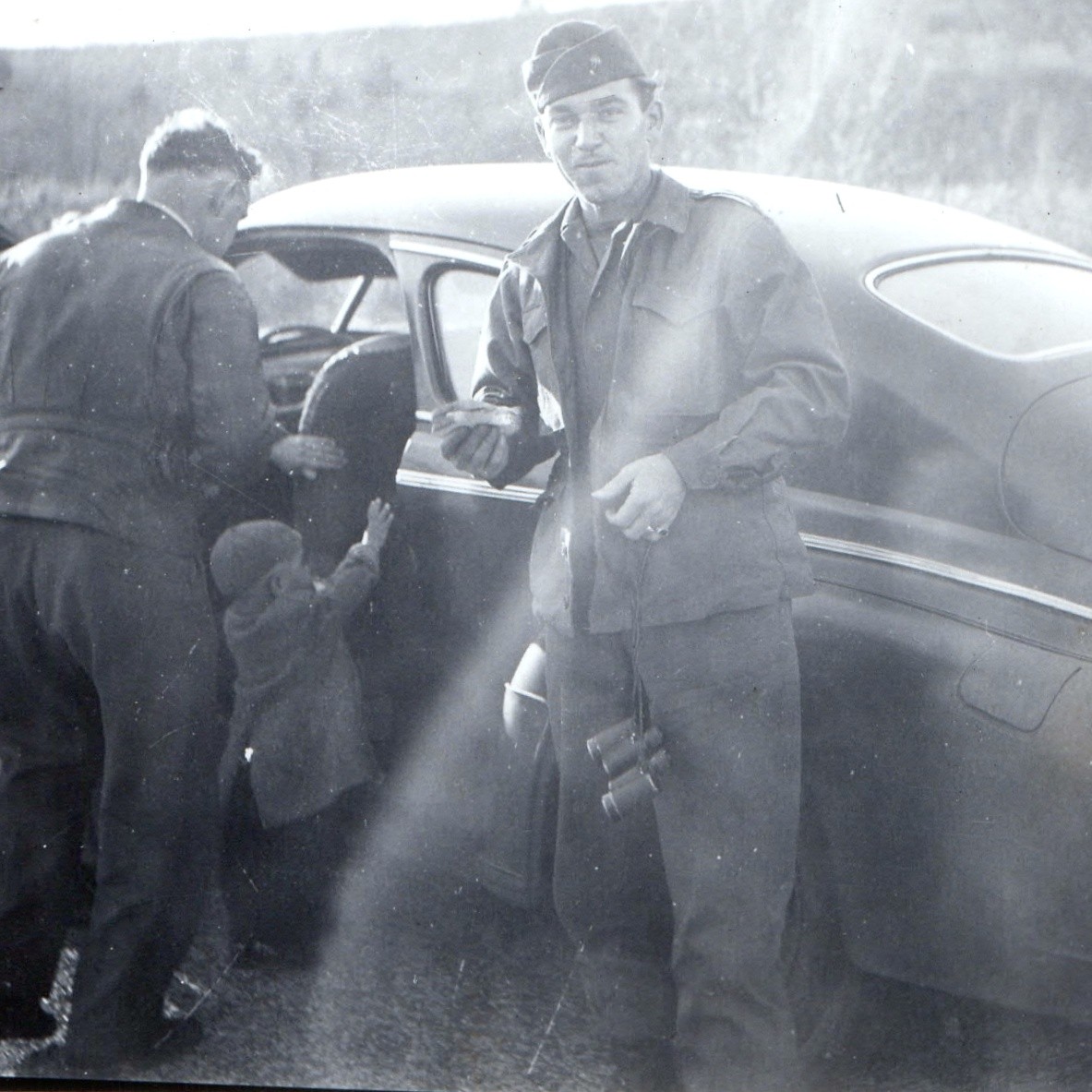 c1940s WWII Era U.S. Army Soldier Binoculars Fastback Car Snapshot Photo Family