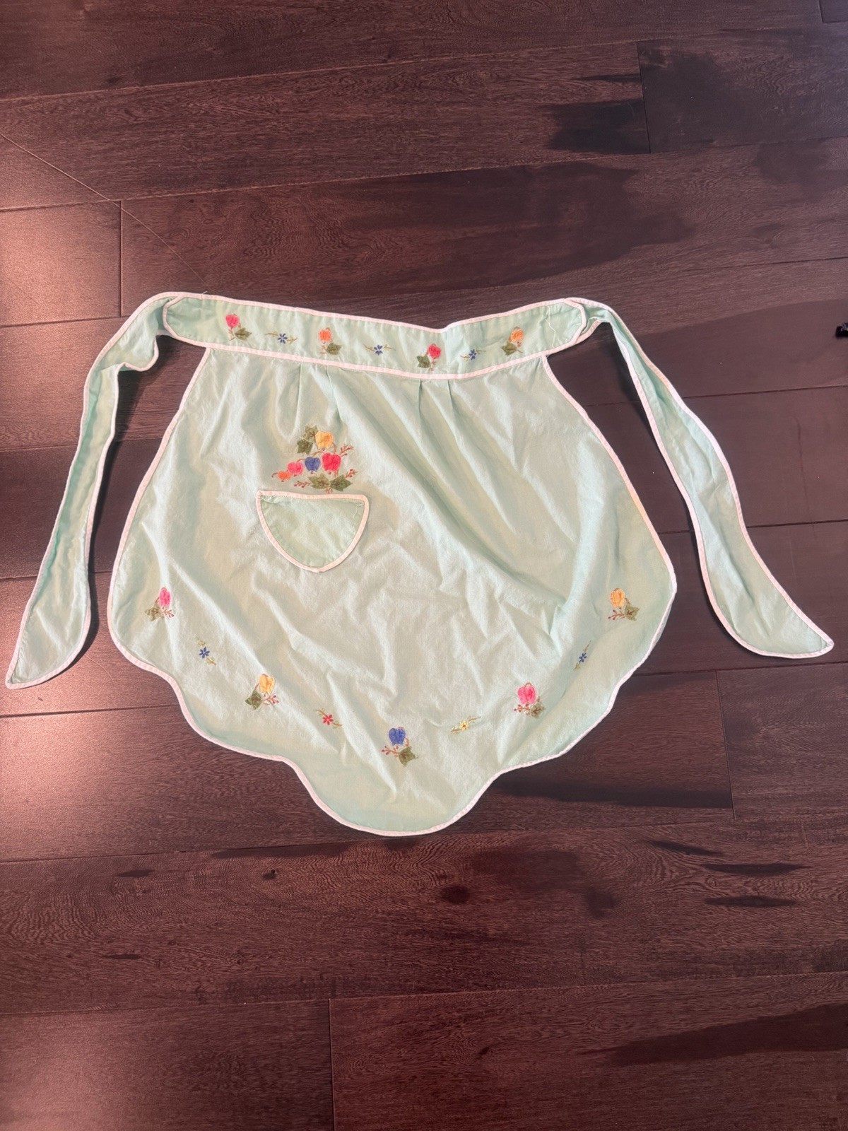 Vtg Mint Green Embroidered Half-Hostess Apron W Scalloped Edge & Pocket