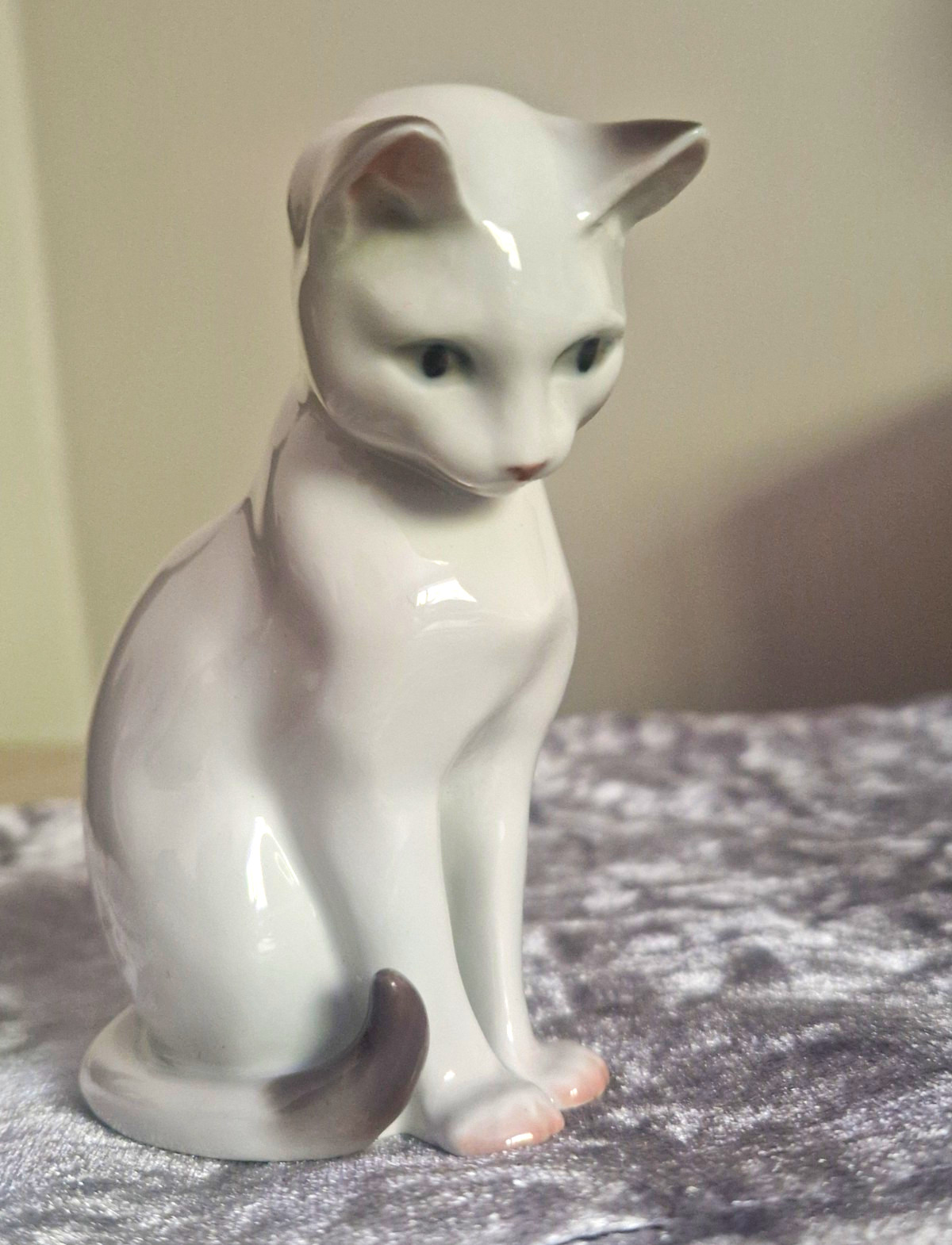 Vintage 1974 Royal Copenhagen Porcelain White Cat Figurine #499 Factory First