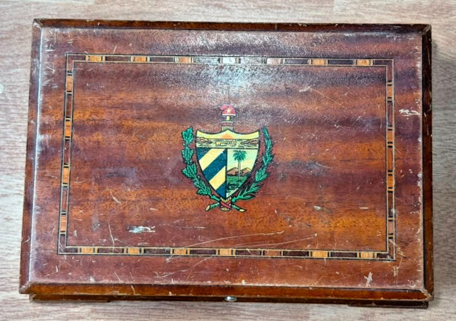 RAREST VINTAGE CIGAR HUMIDOR Wooden REPUBLIC IN ARMS SHIELD 1920s EMPTY MACHADO