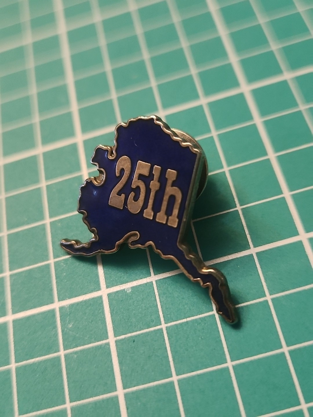 Vtg 1984 Alaska State Shape Statehood 25th Anniversary Gold Tone Lapel Pin
