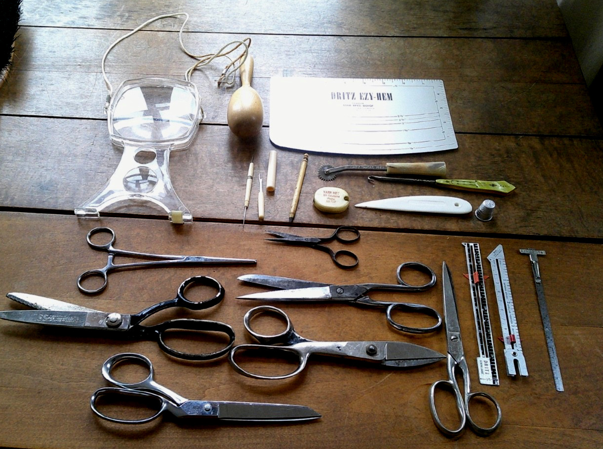 LOT OF 21 ANTIQUE & VINTAGE SEWING TOOLS/ SCISSORS+
