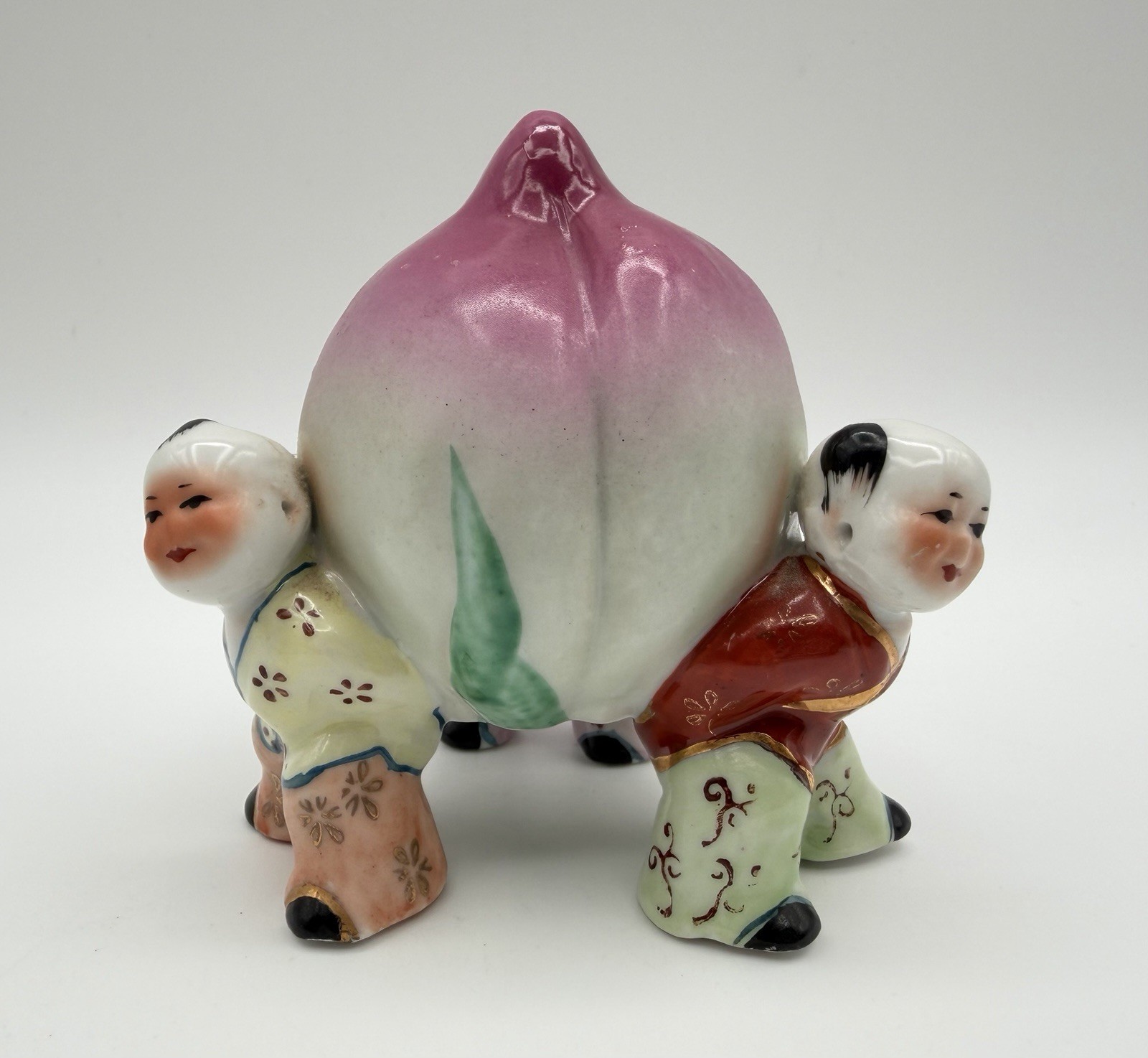Chinese Porcelain Famille Rose Children Lifting Longevity Peach Figurine 4” VNTG
