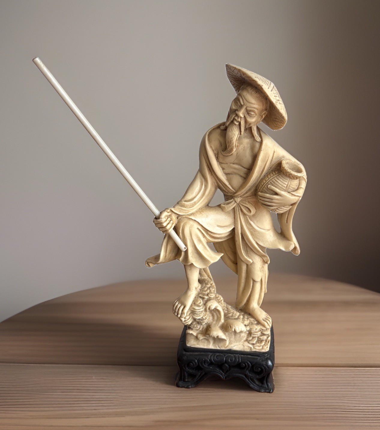 VTG  MCM Asian  Figurine Carved Cream-Toned Resin 10”Statue w/ Rod Taiwan
