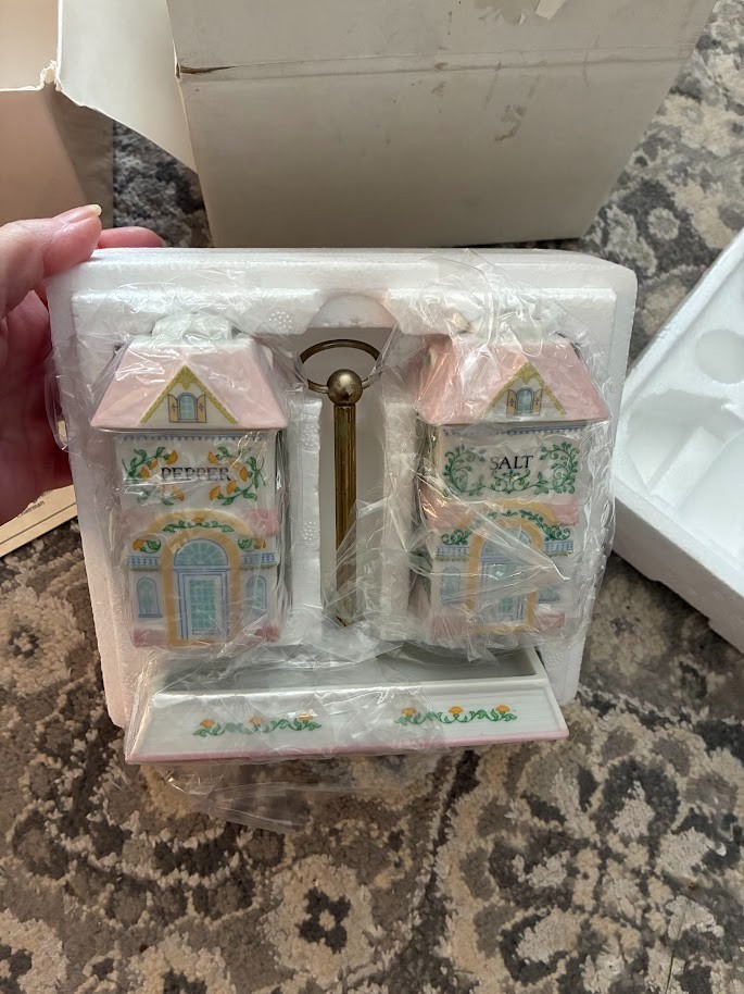 NIB Vintage Lenox  Village 1991 Porcelain Salt & Pepper Shaker Set w/Stand