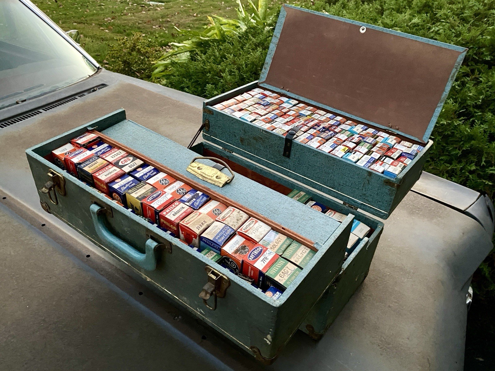 Vintage Vacuum Tube Repair Case + 250 Tubes Raytheon RCA Philco Sylvania GE Etc