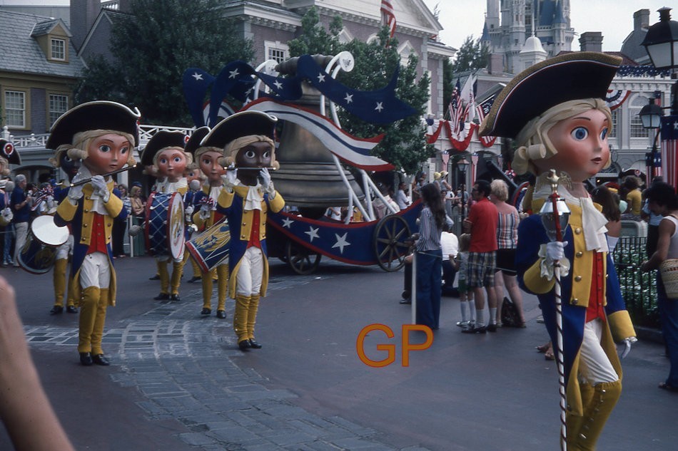 XX117- zz- Old 35mm Slide Photo- Disneyland Parade -  1975