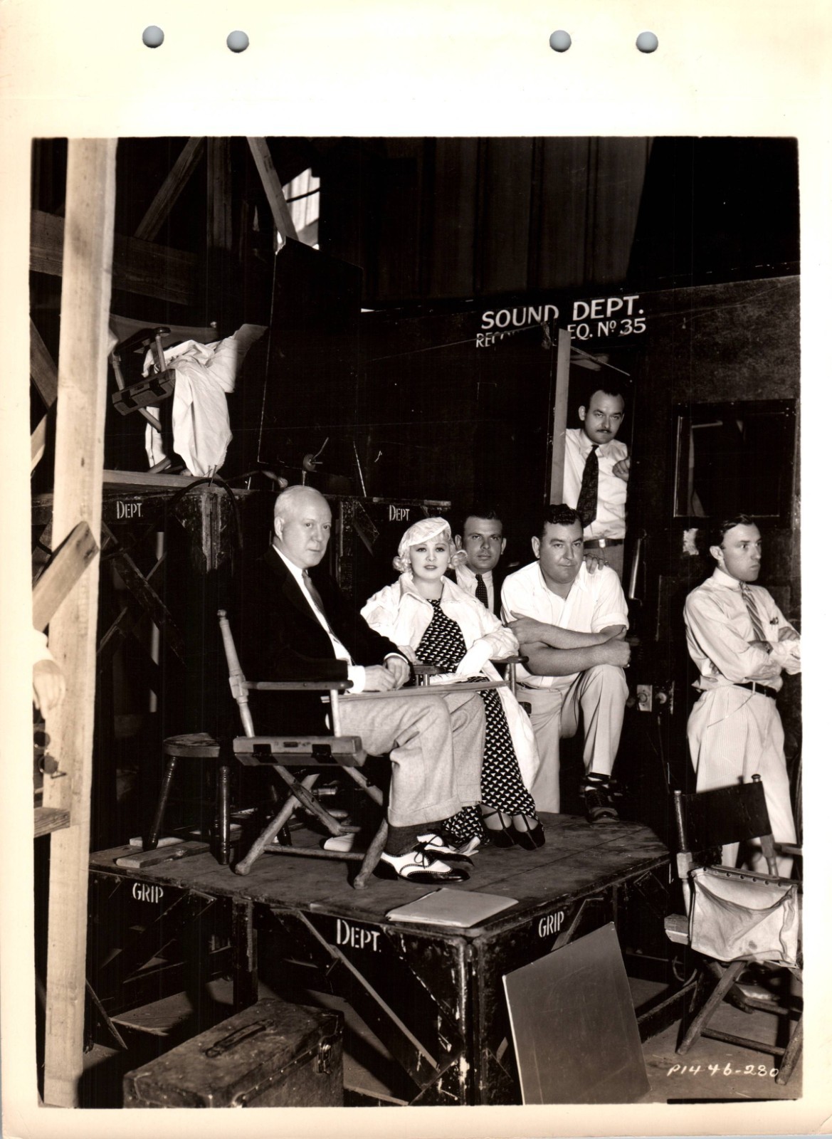 HOLLYWOOD MAE WEST BOMBSHELL DIRECTOR BEHIND SCENES PORTRAIT 1930s PHOTO MA47
