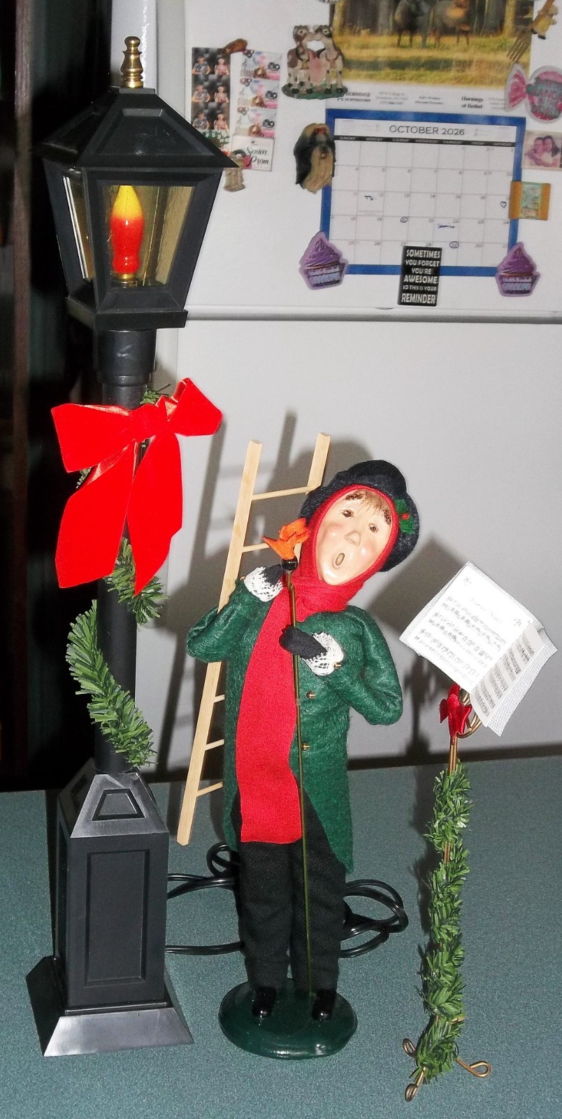 Byers Choice Lot Lamplighter Man Lighted Street Lamp Post & Caroler Music Stand