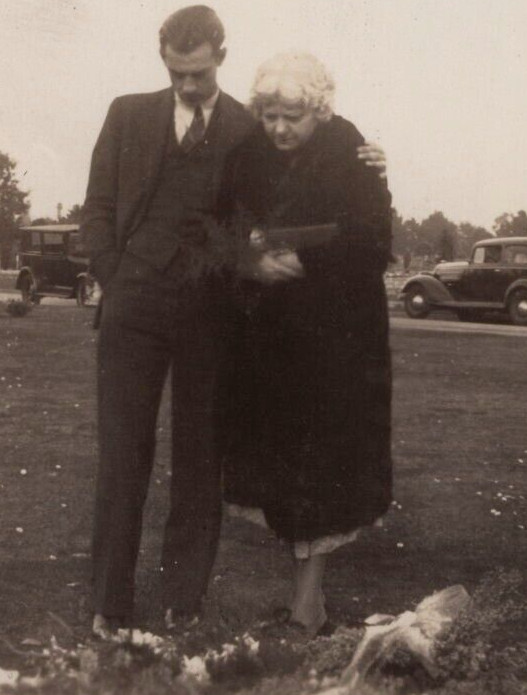 6Y Photograph 1920-30\'s Man Woman Graveyard Mourning Grave Site Cemetary 