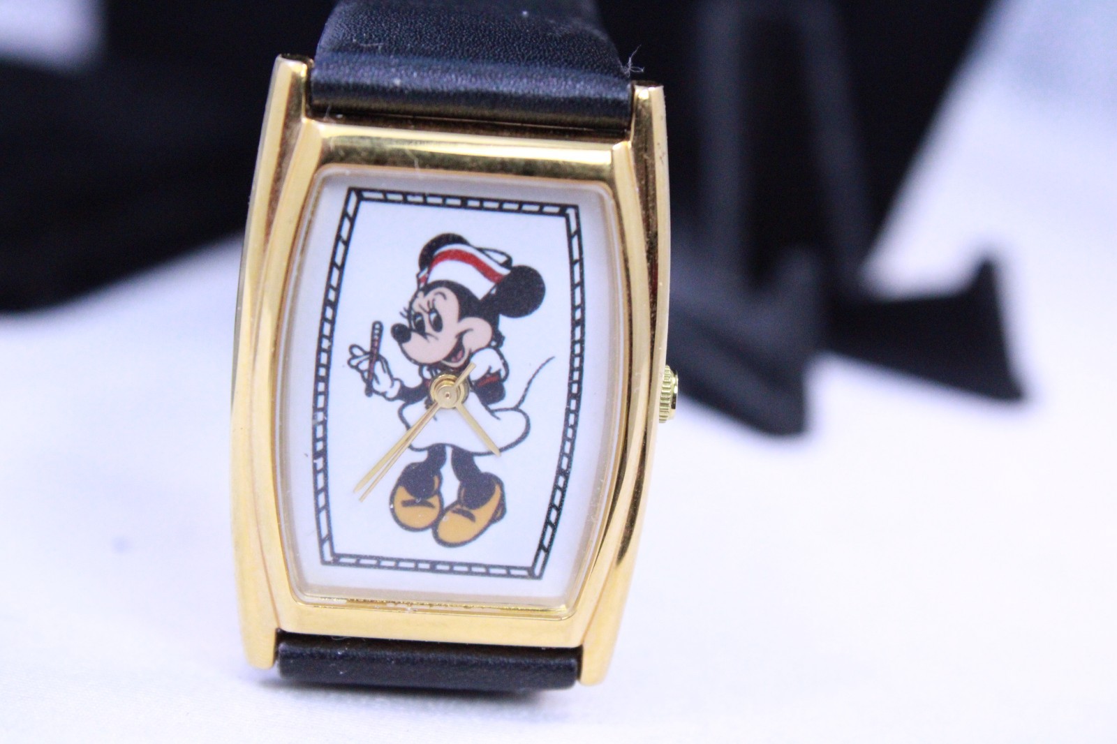 RARE 1/250 Disneyland Cast Exclusive Minnie Mouse Nurse Watch Team Center