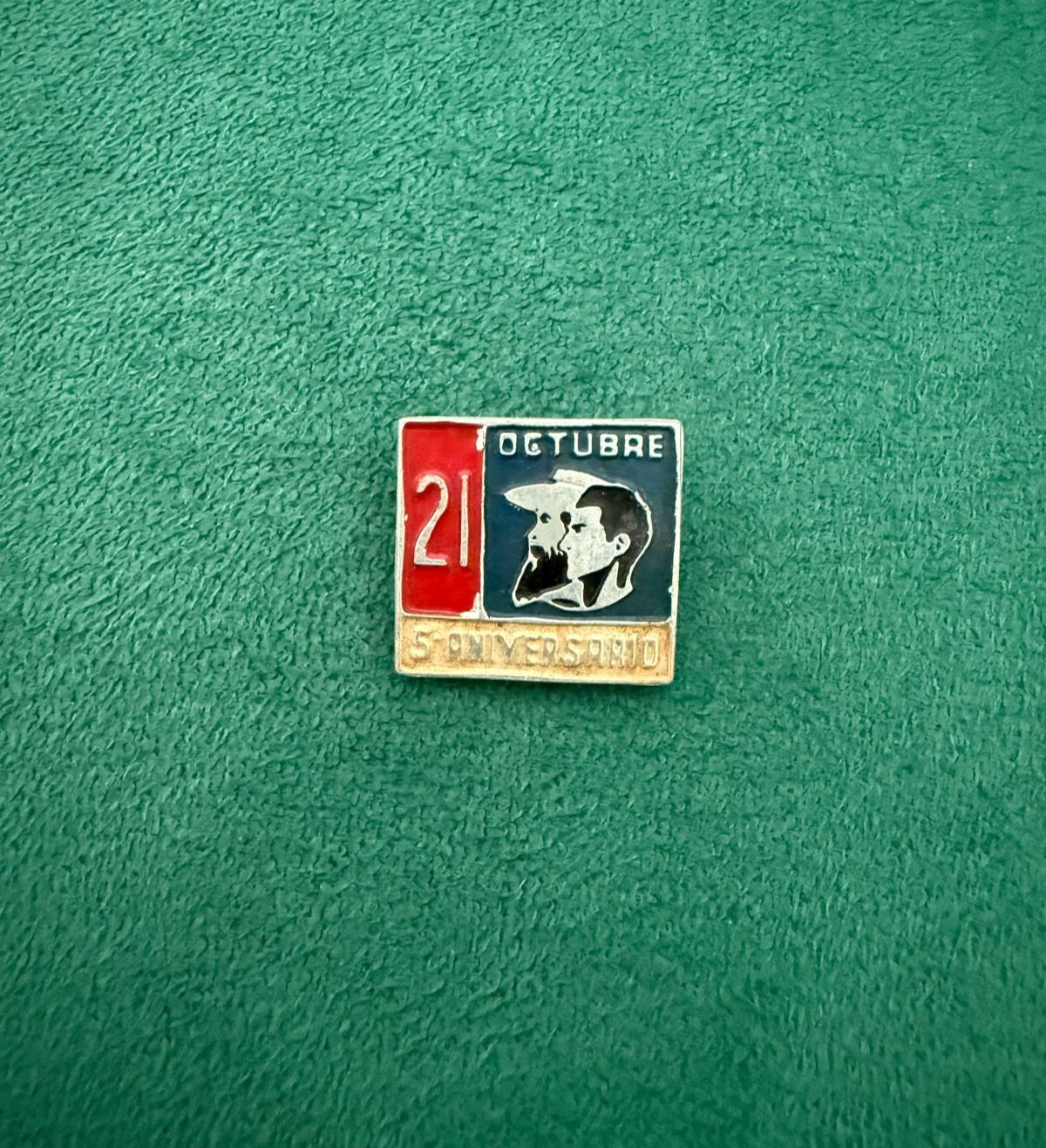 CUBA CUBAN VINTAGE OCTOBER 21 CAMILO CIENFUEGOS REVOLUTION ENAMEL PIN BADGE
