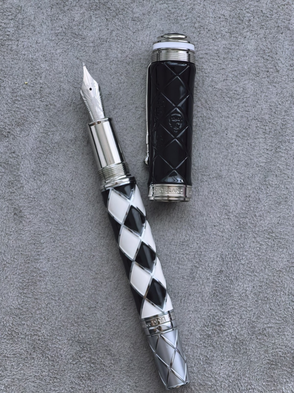 Montblanc Great Characters Homage to Queen Fountain Pen Black/White Diamond Grid