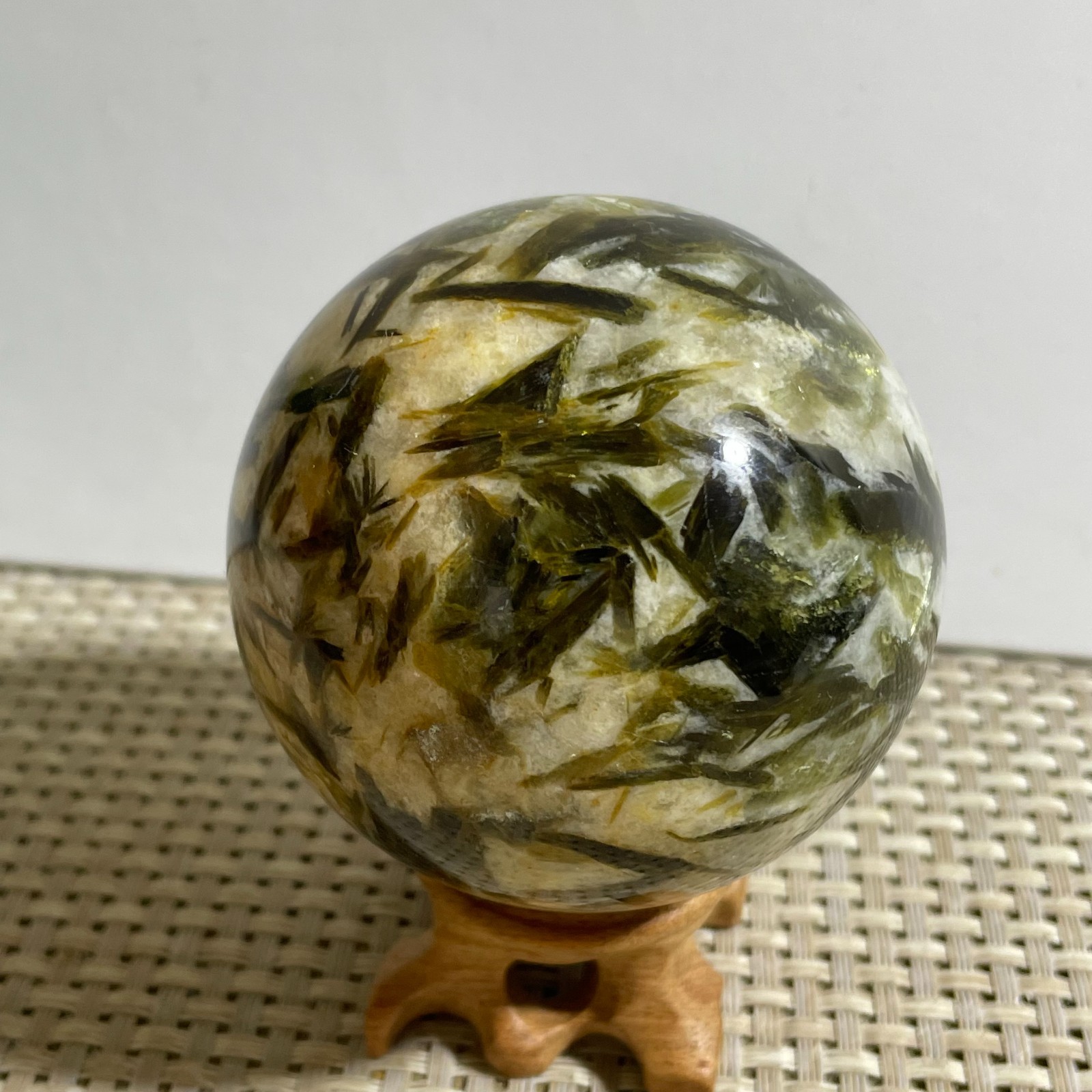 383g green Mica Lepidolite Quartz Sphere Crystal Ball Reiki Gem +stand 383g green Mica Lepidolite Quartz Sphere Crystal Ball Reiki Gem +stand