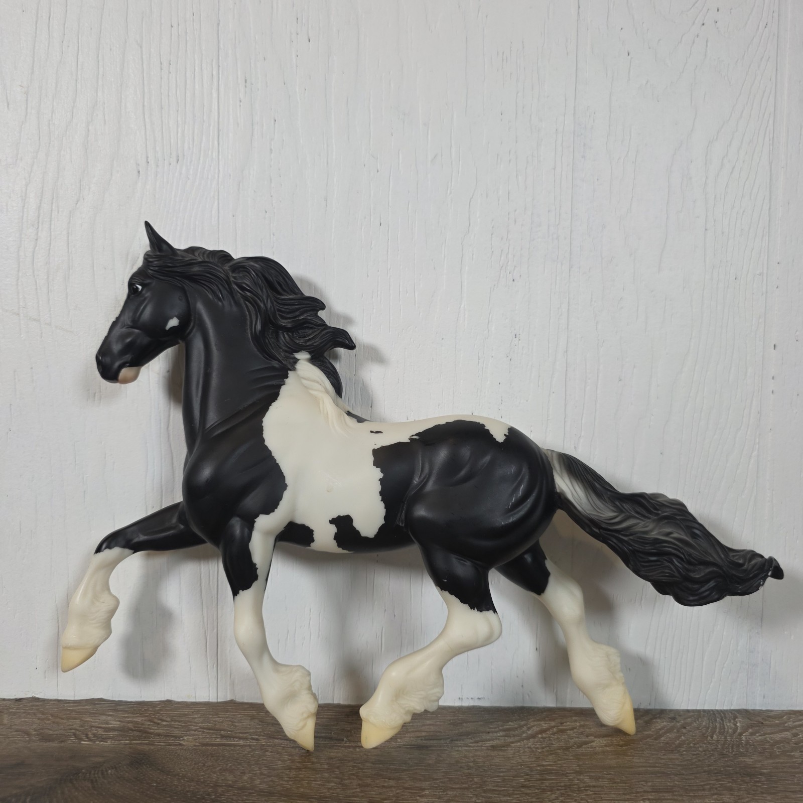 Breyer Horse Kuchi Black and White Pinto 2009 10x13\
