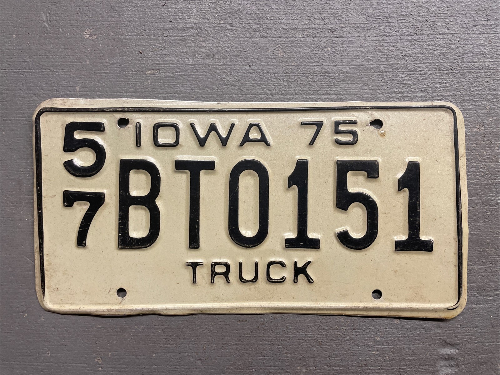 VINTAGE 1975 IOWA LICENSE PLATE WHITE/BLACK EMBOSSED 57-BT0151 TRUCK COOL😎