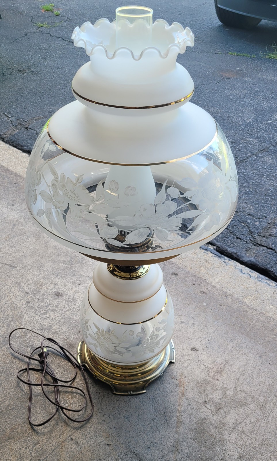 Quoizel 1978 Vintage Satin Lace Hurricane lamp in great condition and working