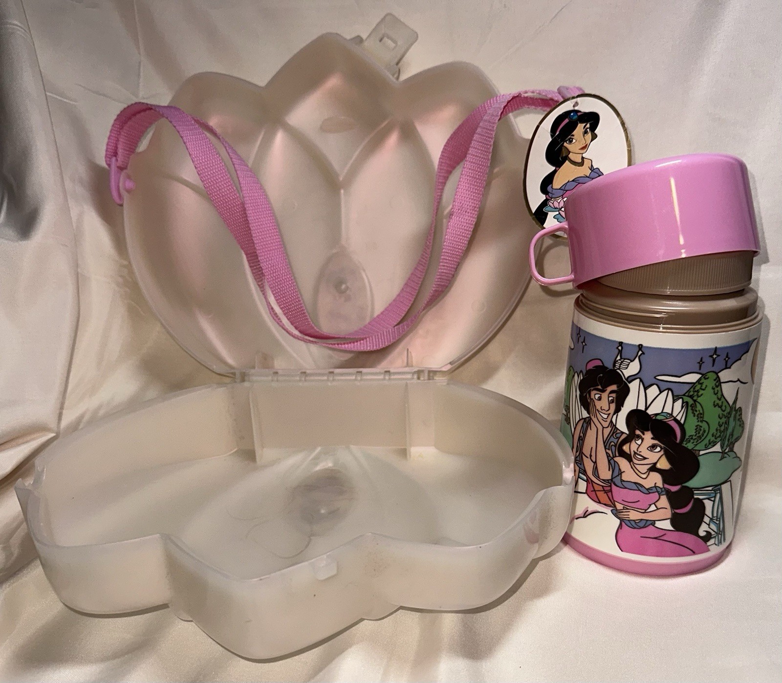 Vintage 1992 DISNEY Aladdin Jasmine Lotus Flower Lunch Box Kit W/ Thermos NWT Vintage 1992 DISNEY Aladdin Jasmine Lotus Flower Lunch Box Kit W/ Thermos NWT