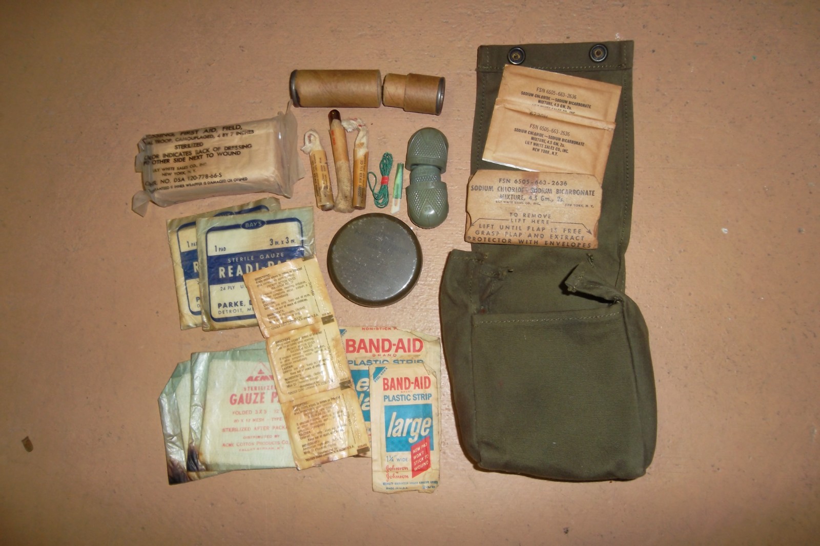 Vietnam War 1967 US Army Aviation Jungle First Aid Pouch with contents