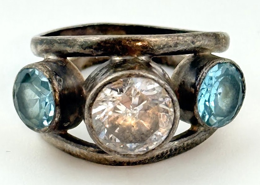 Vtg 925 Sterling Silver Blue Topaz Clear Gemstone Three Stone Band Ring Sz 5.25 Vtg 925 Sterling Silver Blue Topaz Clear Gemstone Three Stone Band Ring Sz 5.25