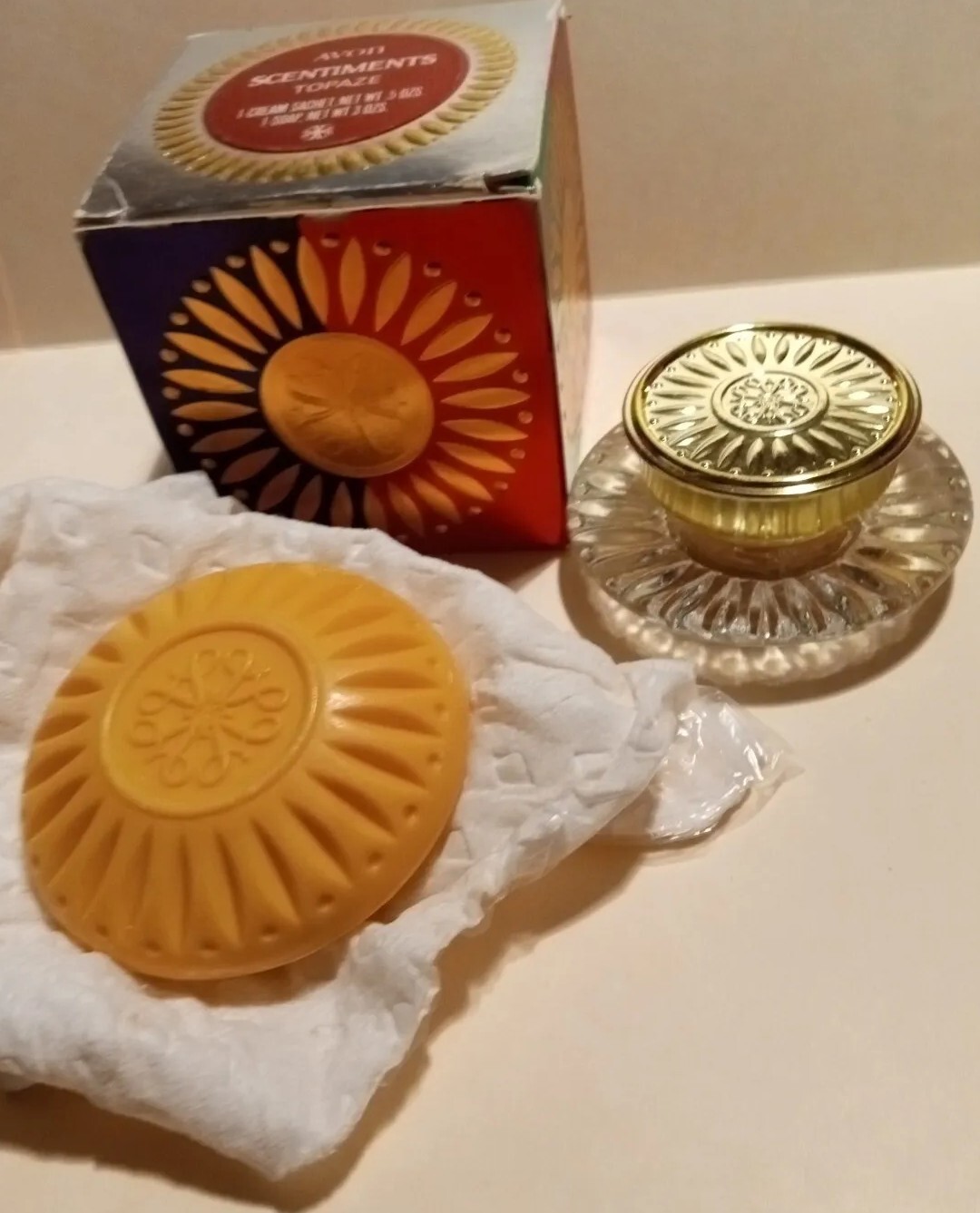 Avon Scentiments Topazes Cream Sachet Soap Set w/Box Vintage Vanity Collectible