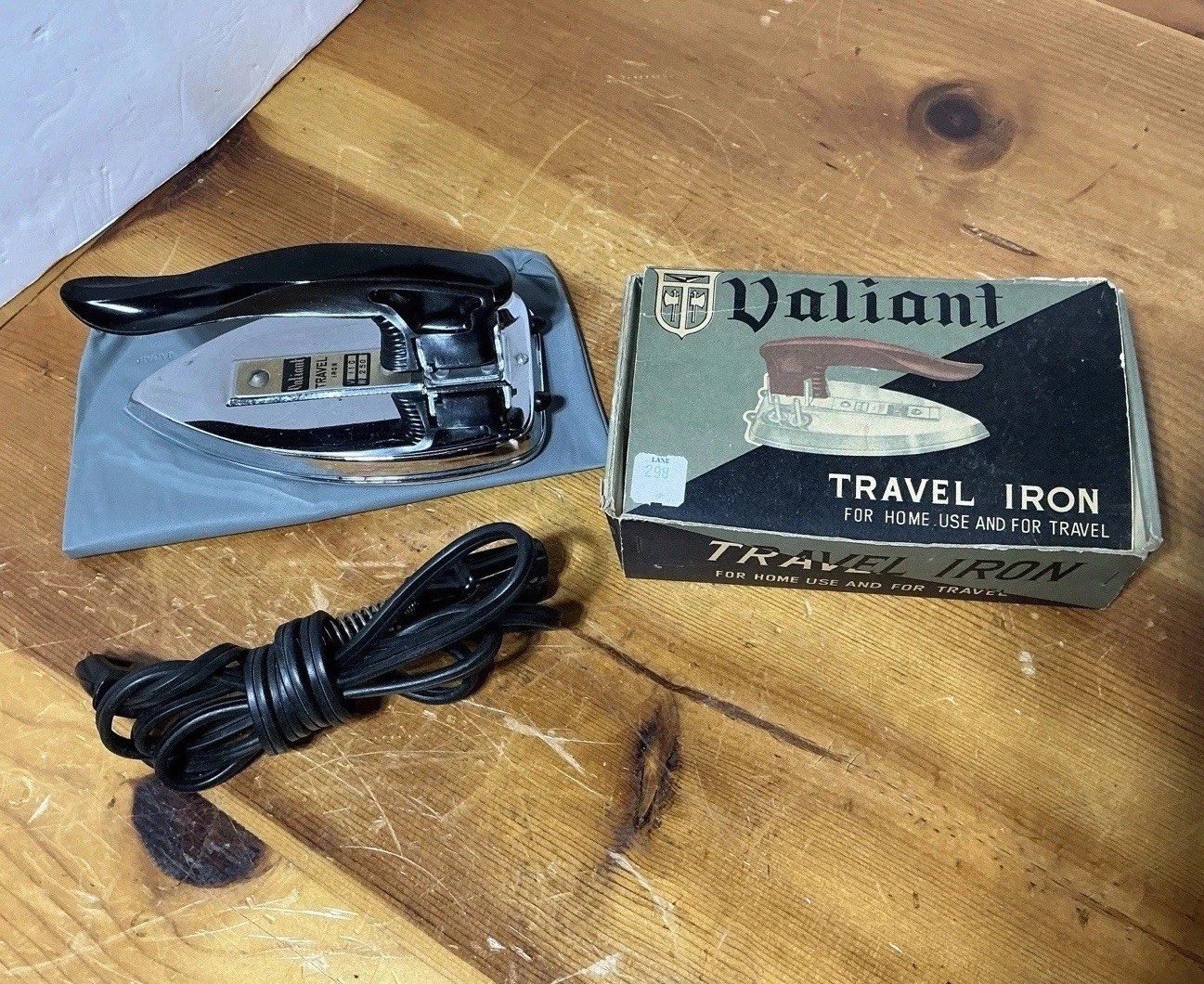 Vintage Valiant Travel Iron No. 25/2318 WORKING W/ detachable CORD & Box N. MINT