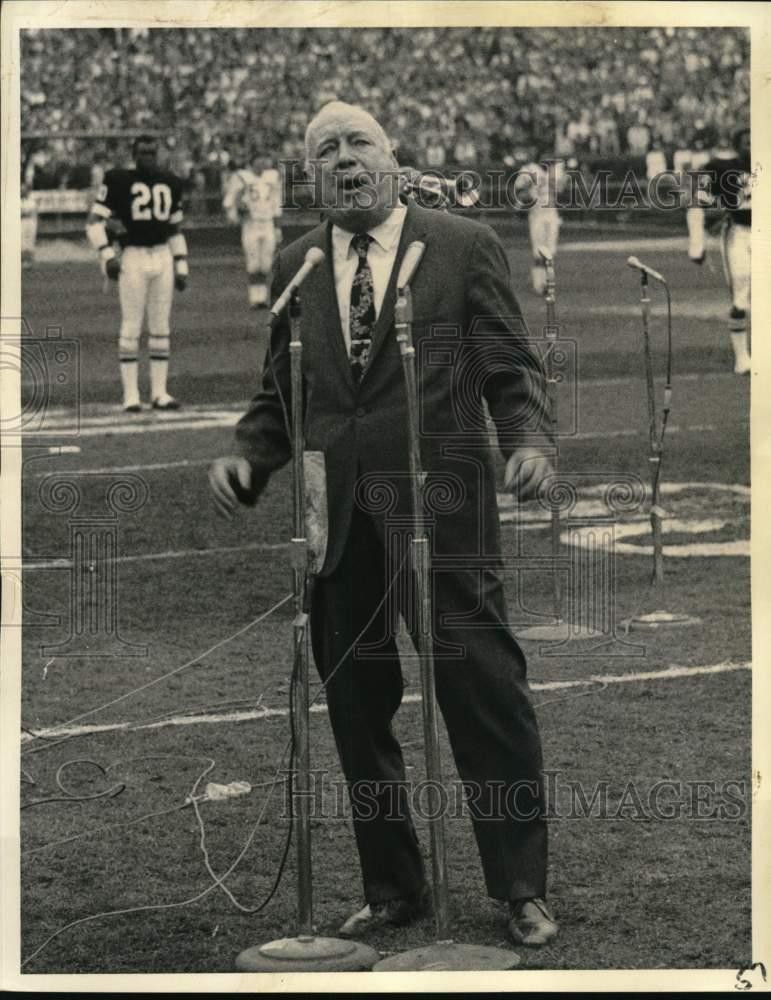 1970 Press Photo Pat O\'Brien during a pregame rendition of the National Anthem
