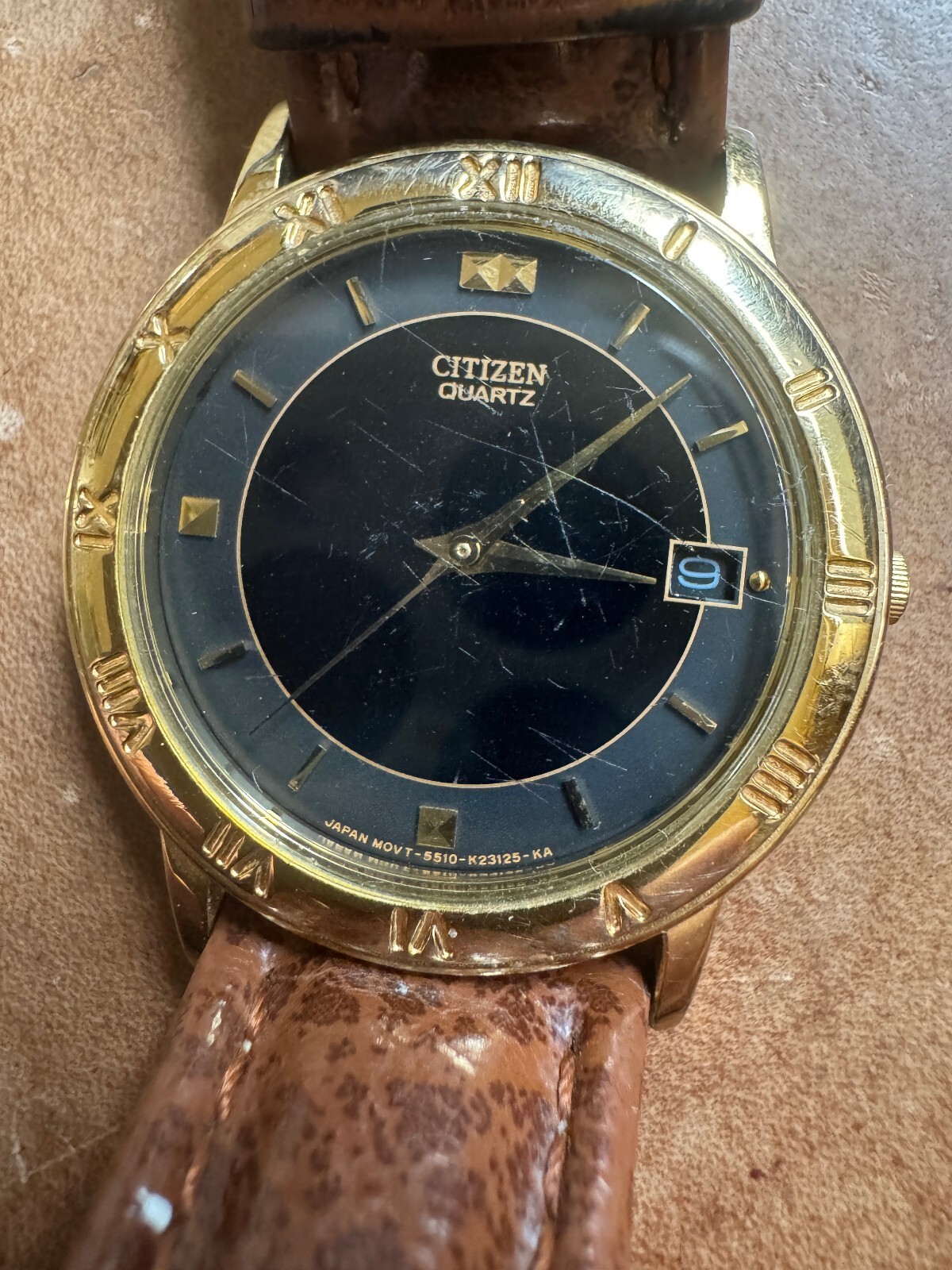 Vintage Citizen Quartz 5510 Black Dial Gold Tone Roman Bezel Date Watch – Japan