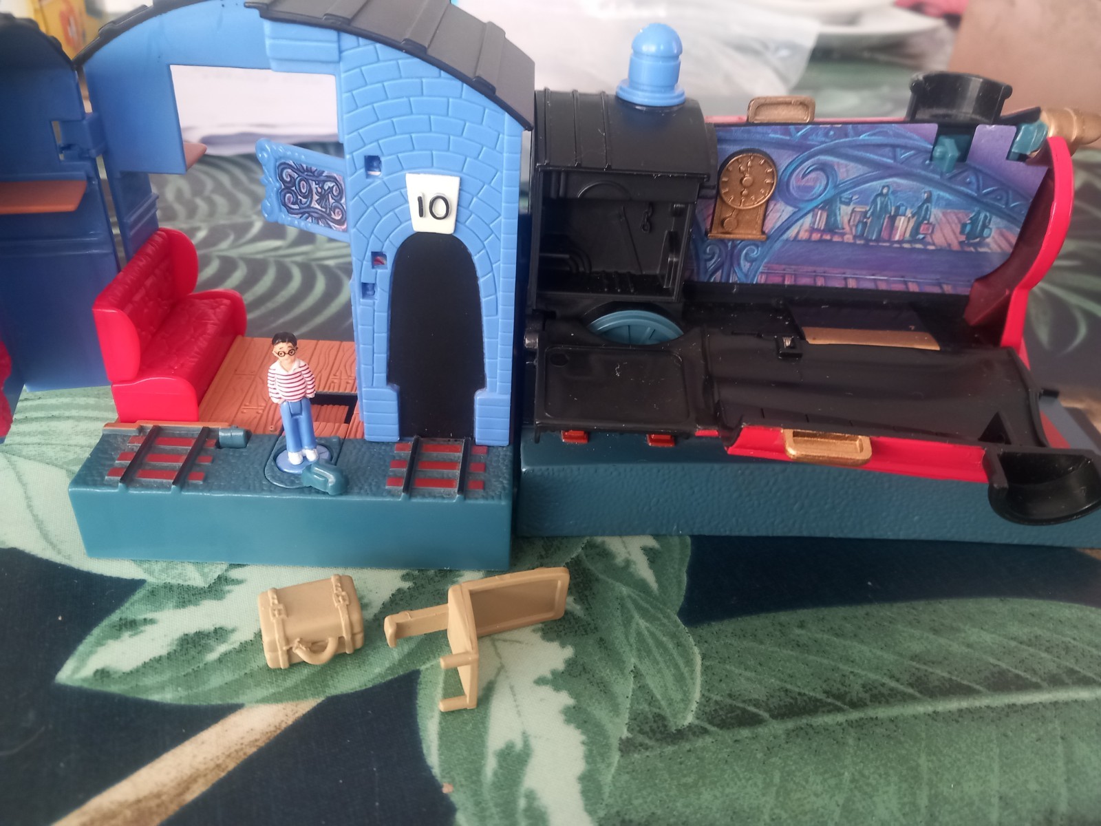 Harry Potter Polly Pocket Hogwarts Express Train Platform 9 3/4 2001 + Figures Harry Potter Polly Pocket Hogwarts Express Train Platform 9 3/4 2001 + Figures