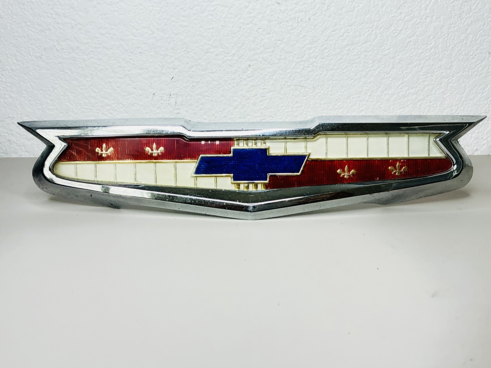 1956-1958 CHEVROLET TRUNK LID EMBLEM 3722450 Chevy
