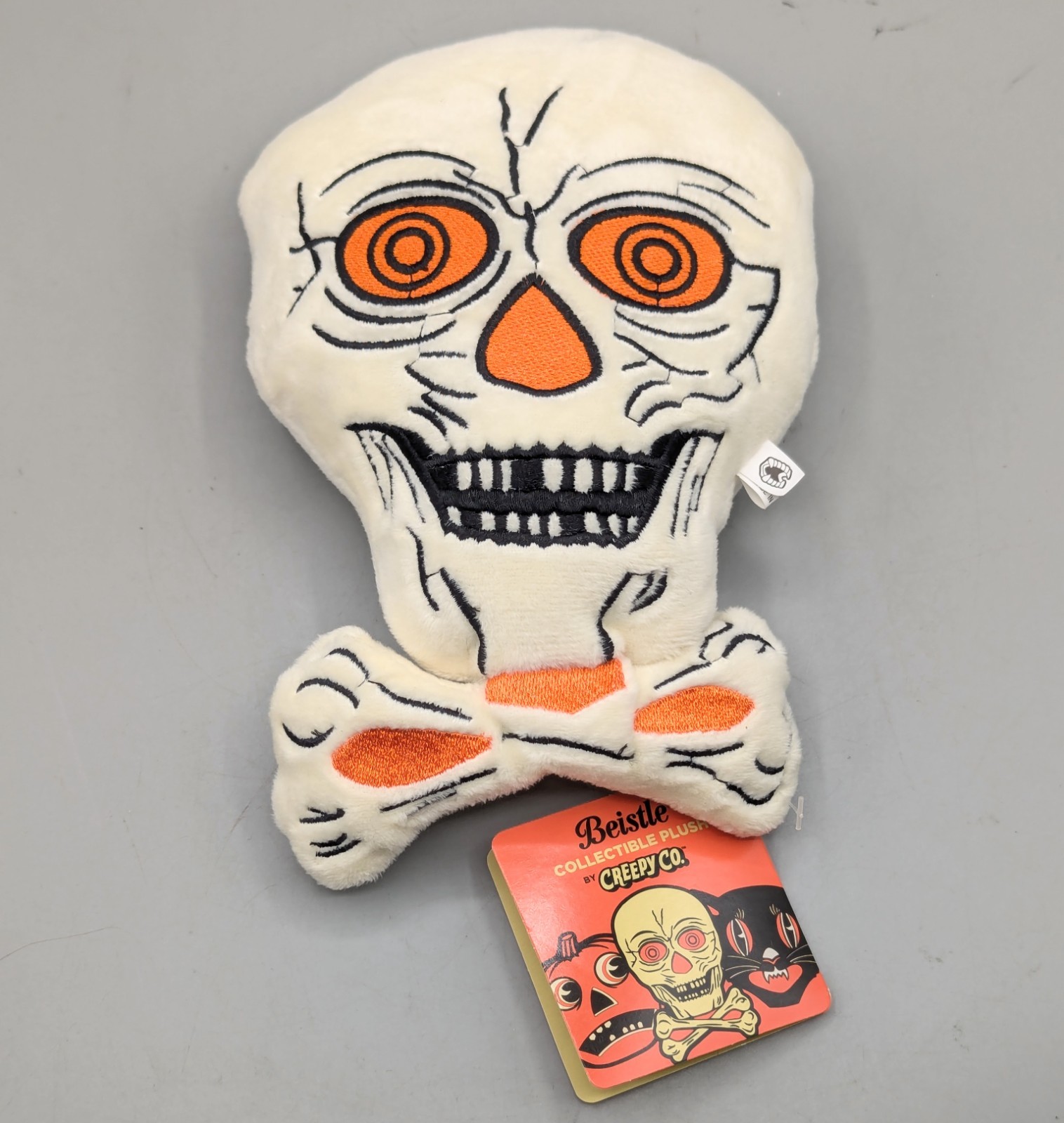 NWT 2017 Beistle Creepy Co Skull Crossbones 7.5\