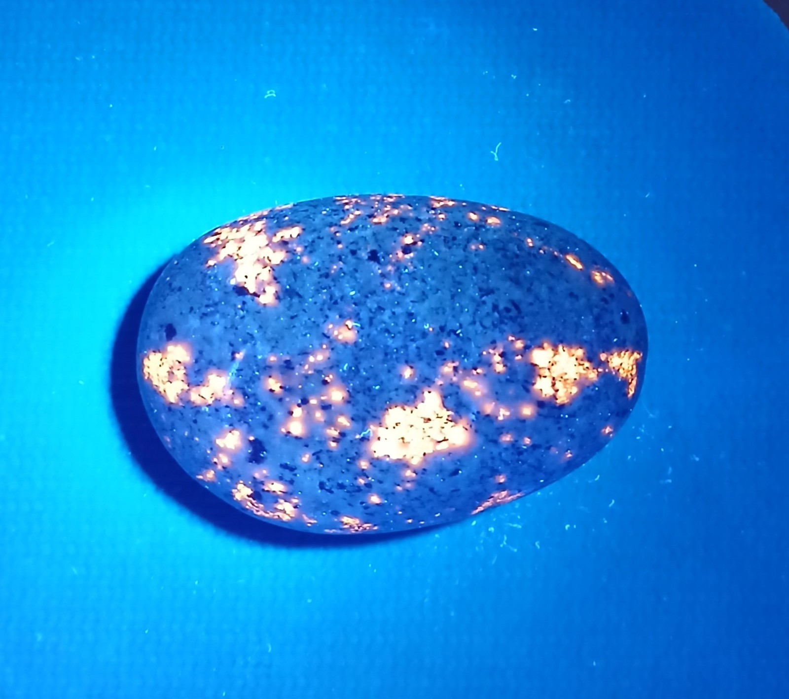 Fluorescent Sodalite ( Yooperlite ) -  A Nice and Bright 2.2 oz Stone