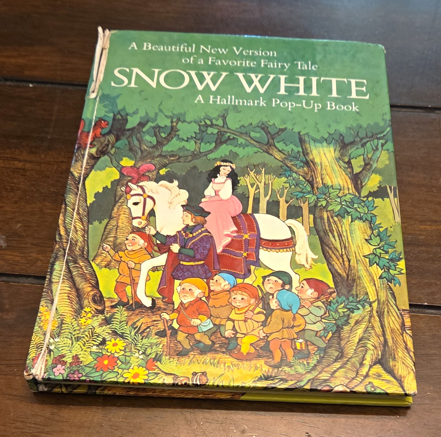 Hallmark Disney Snow White Pop-Up Book - Favorite Fairy Tale Story Theme
