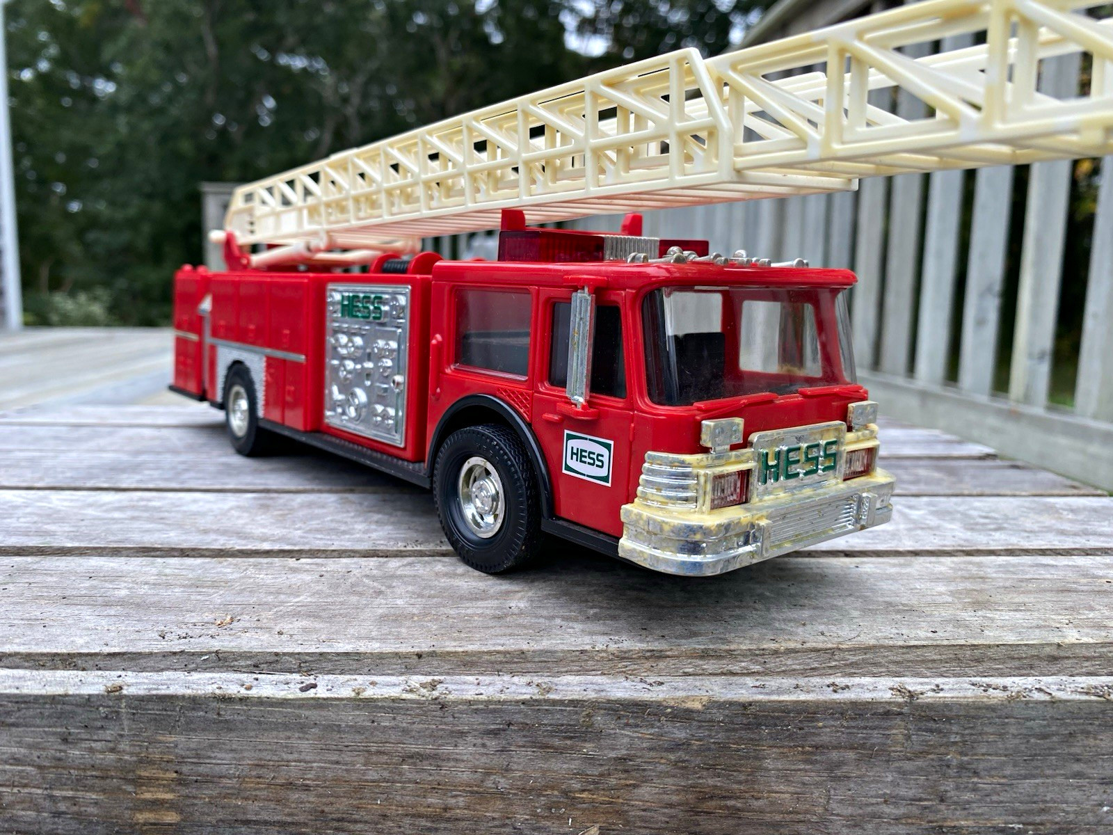 Vintage 1986 Hess Toy Fire Truck Coin Bank Aerial Ladder Original working 
