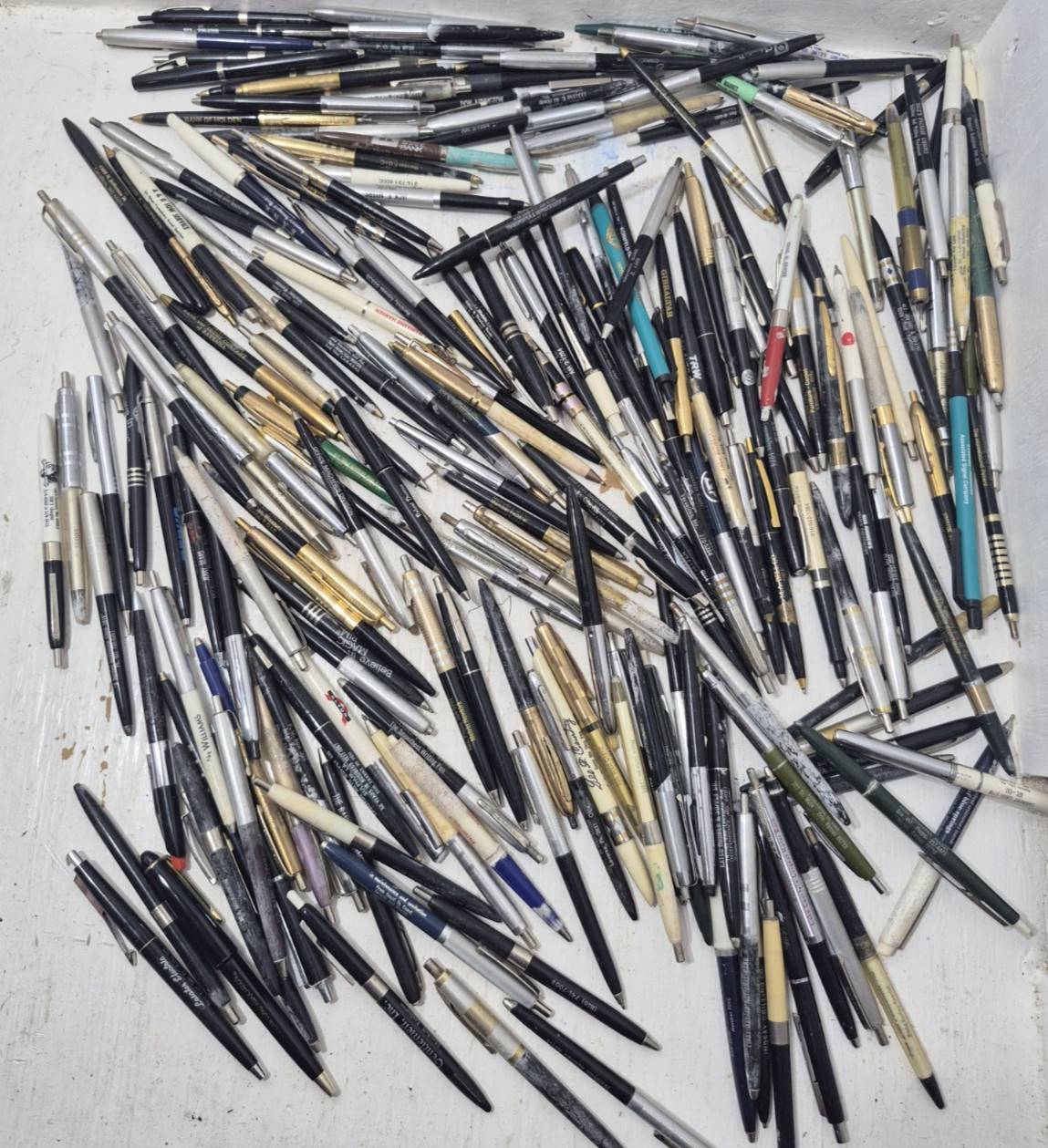 Lot of Approx. 200 Vintage Advertising Collectible Pens Ballpoint Click Bulk