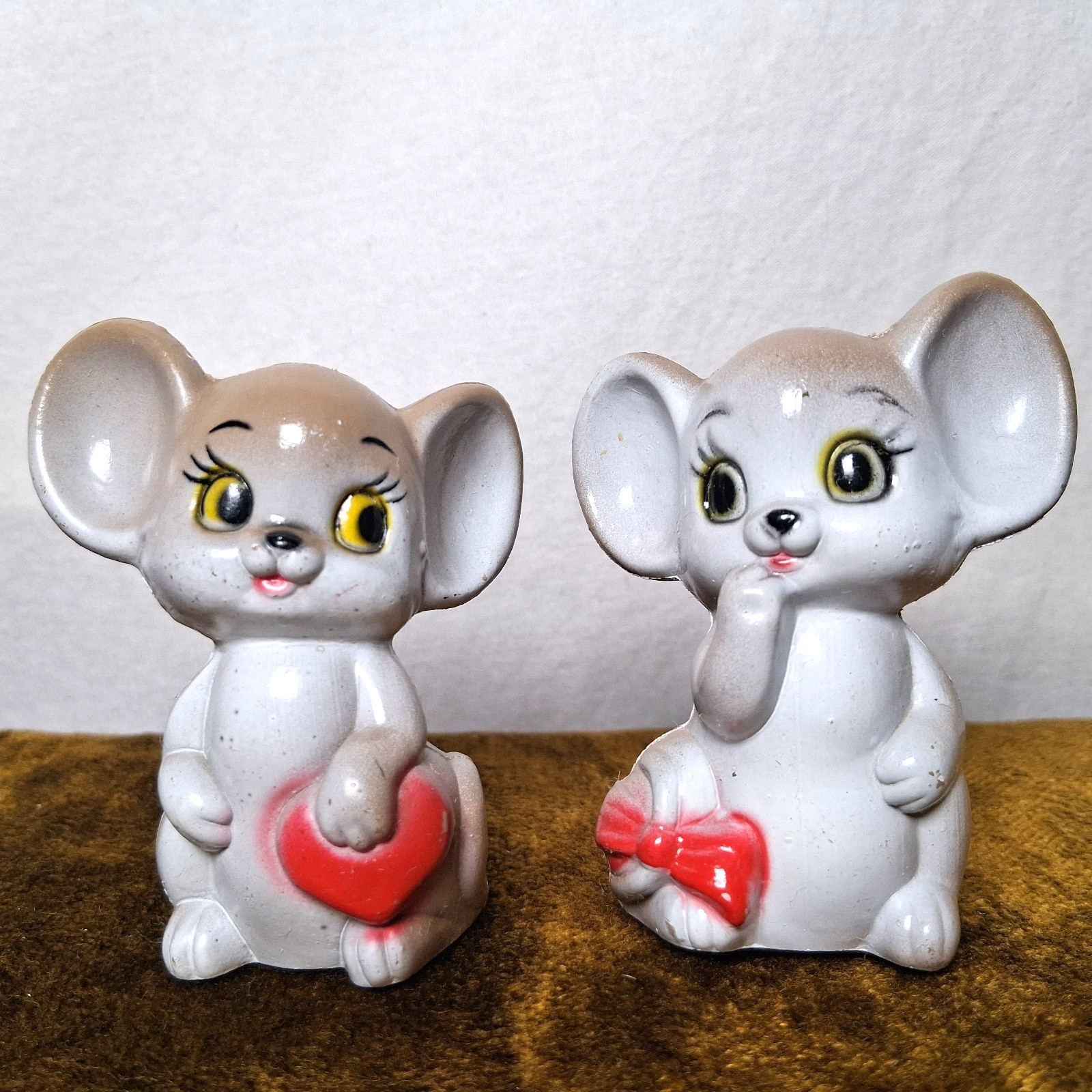 Vintahe Mouse Salt And Pepper Shakers Hard Plastic Anthropomorphic Heart Love