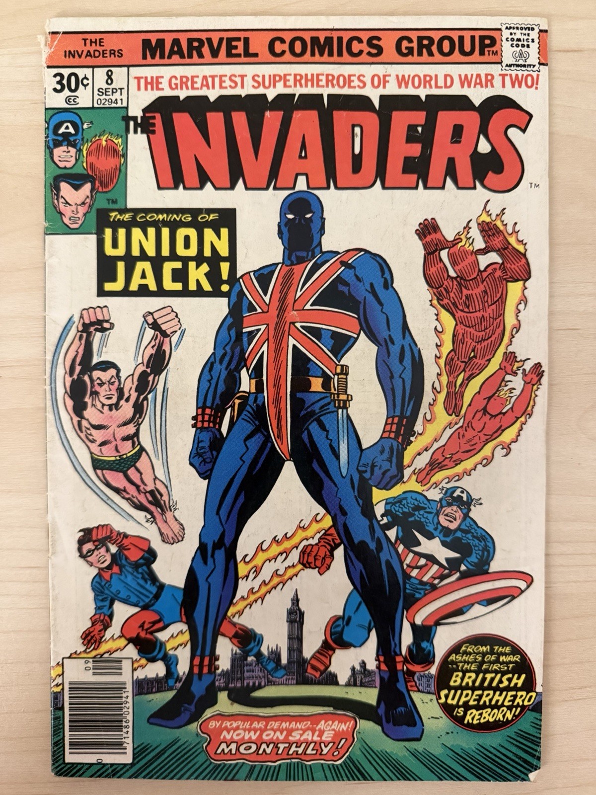 The Invaders #8 (Marvel Comics September 1976) - VF- The Invaders #8 (Marvel Comics September 1976) - VF-