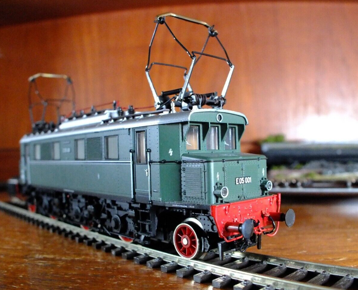 Trix 52 2440 00 HO gauge DR E05 electric locomotive in green livery