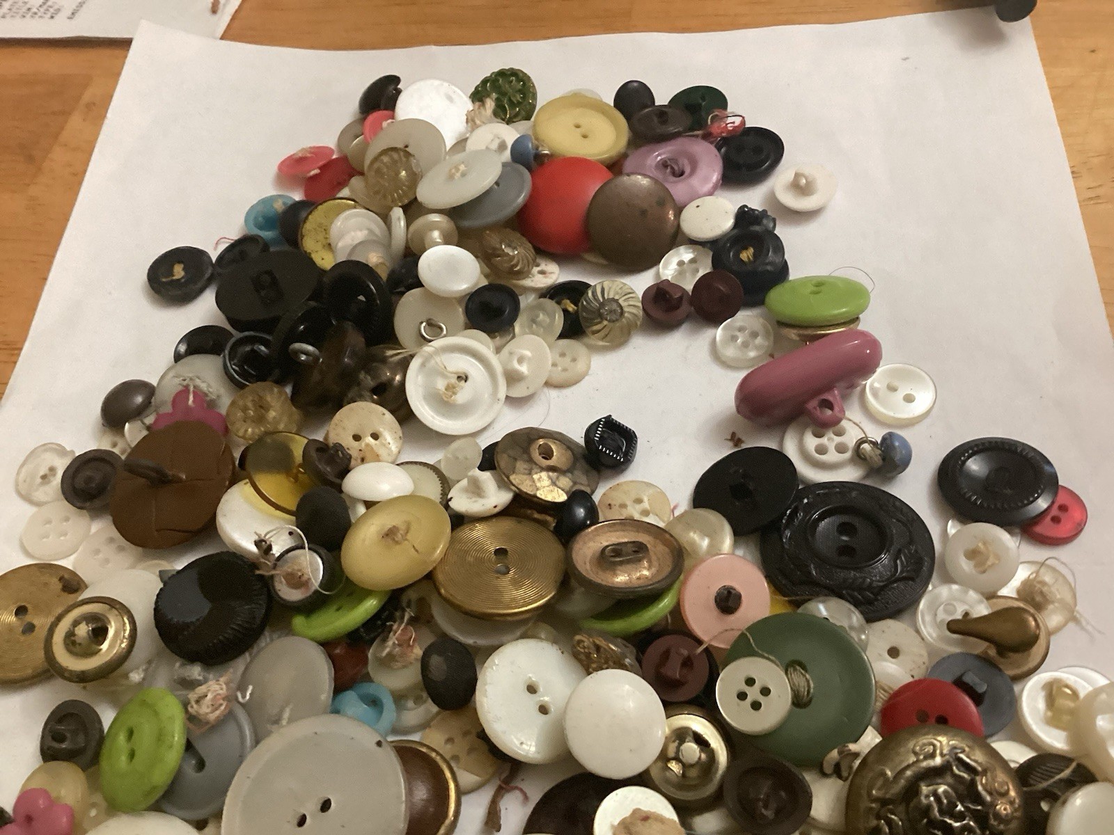 Vintage Buttons Mixed Lot  Plastic Bakelite Metal Buttons ￼