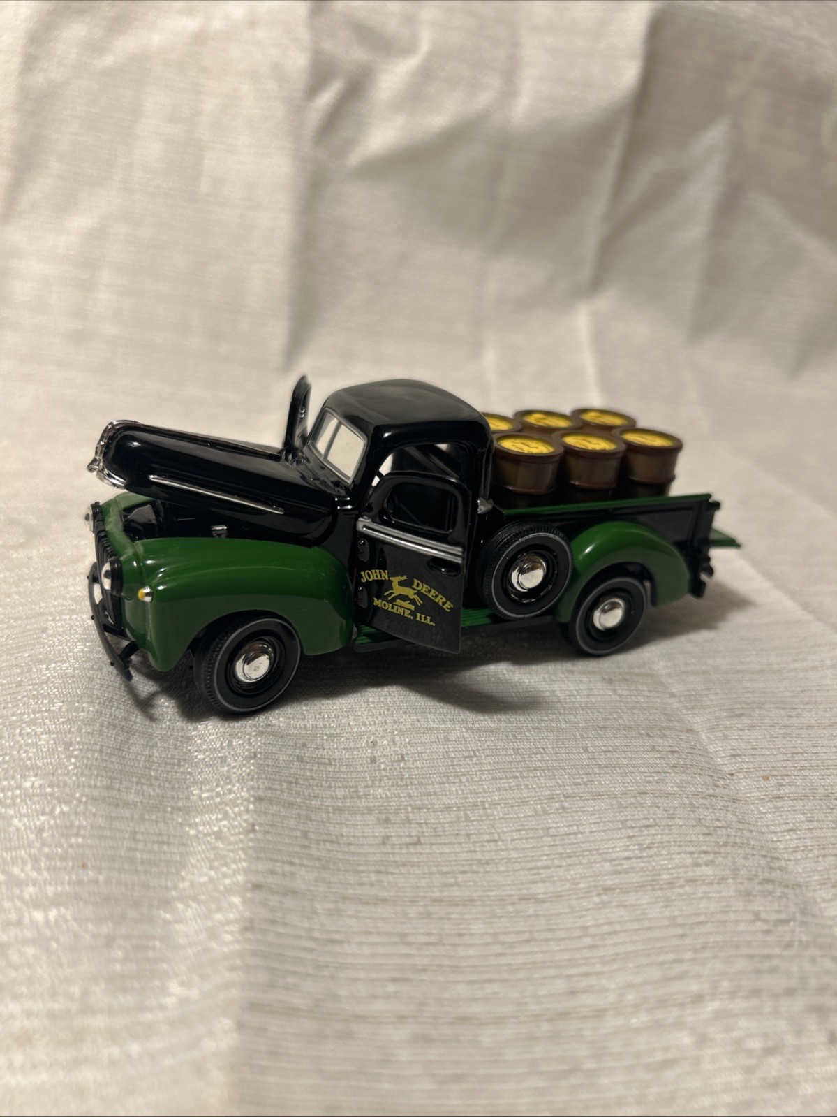JOHN DEERE TRUCK 1942 FORD DIECAST GEARBOX 2005 BLACK GREEN FENDERS OIL BARRELS.