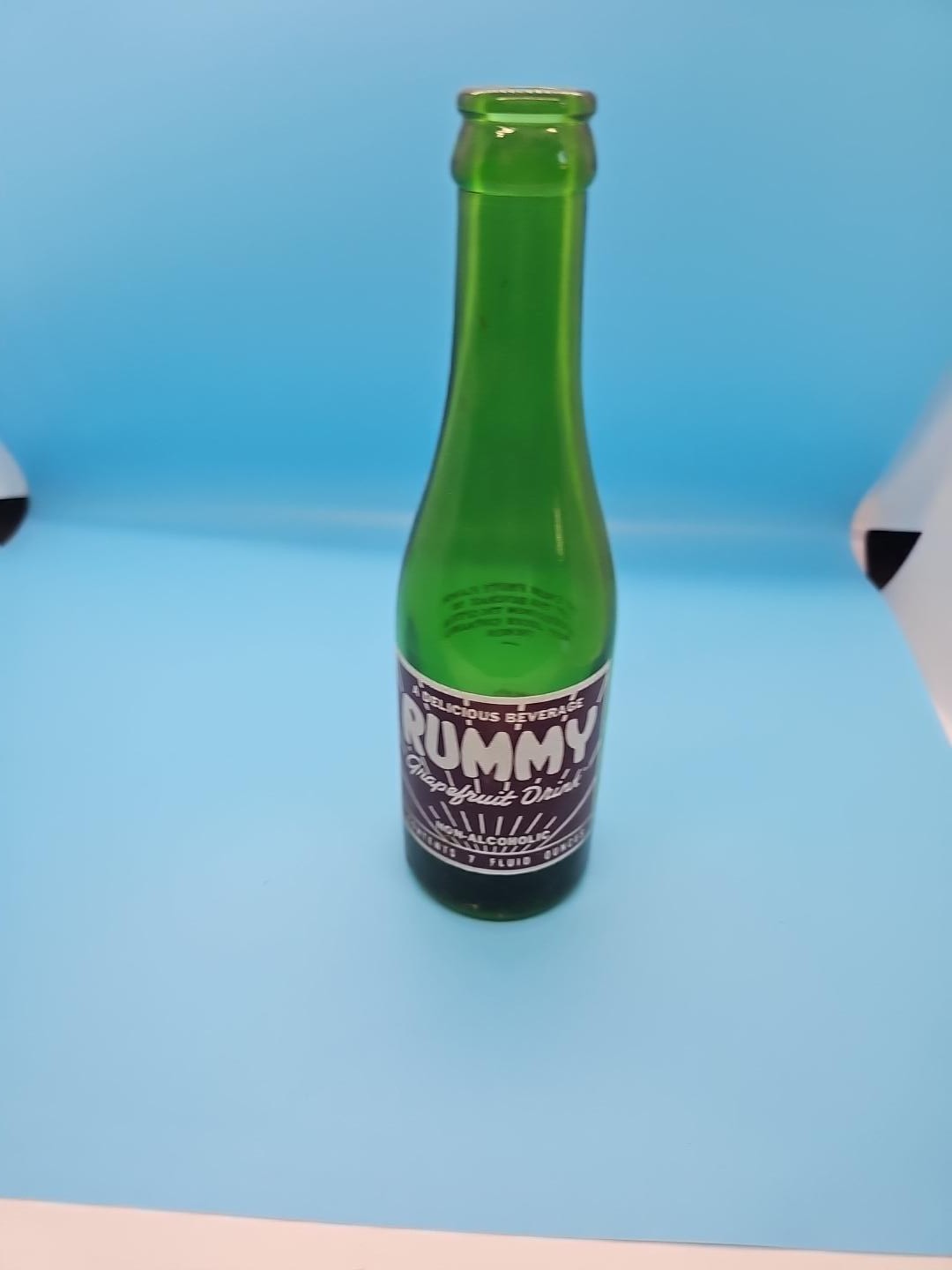 Vintage Yummy Grapefruit Drink 7 Oz Green ACL Soda Bottle Wenatchee Washington
