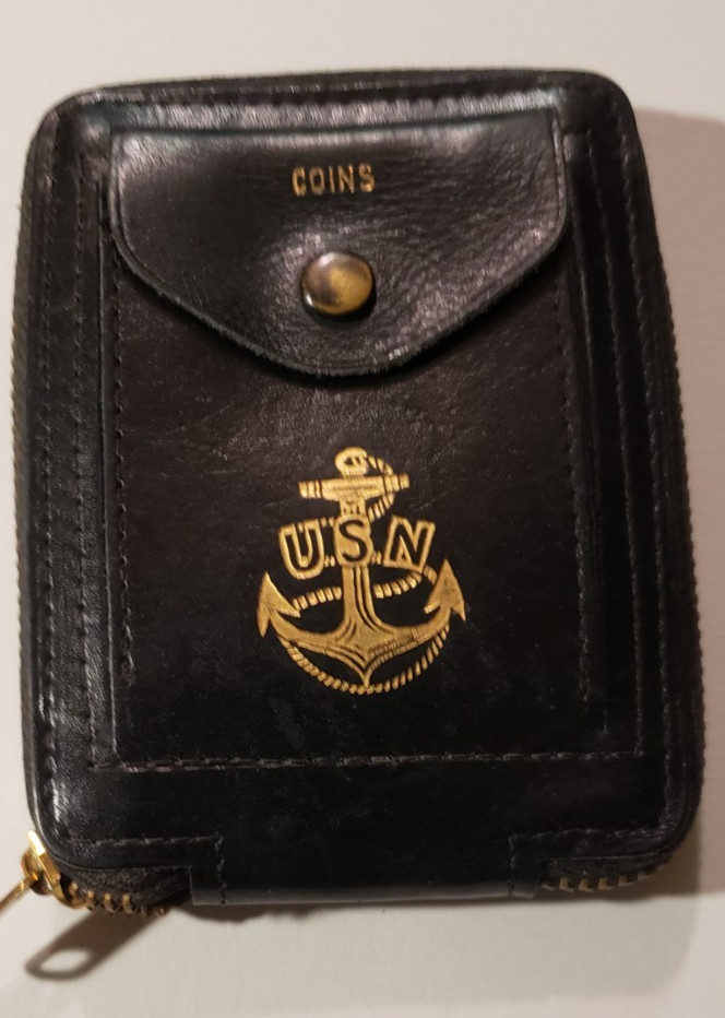 Vintage WW11 US Navy zip around wallet in very good condition.