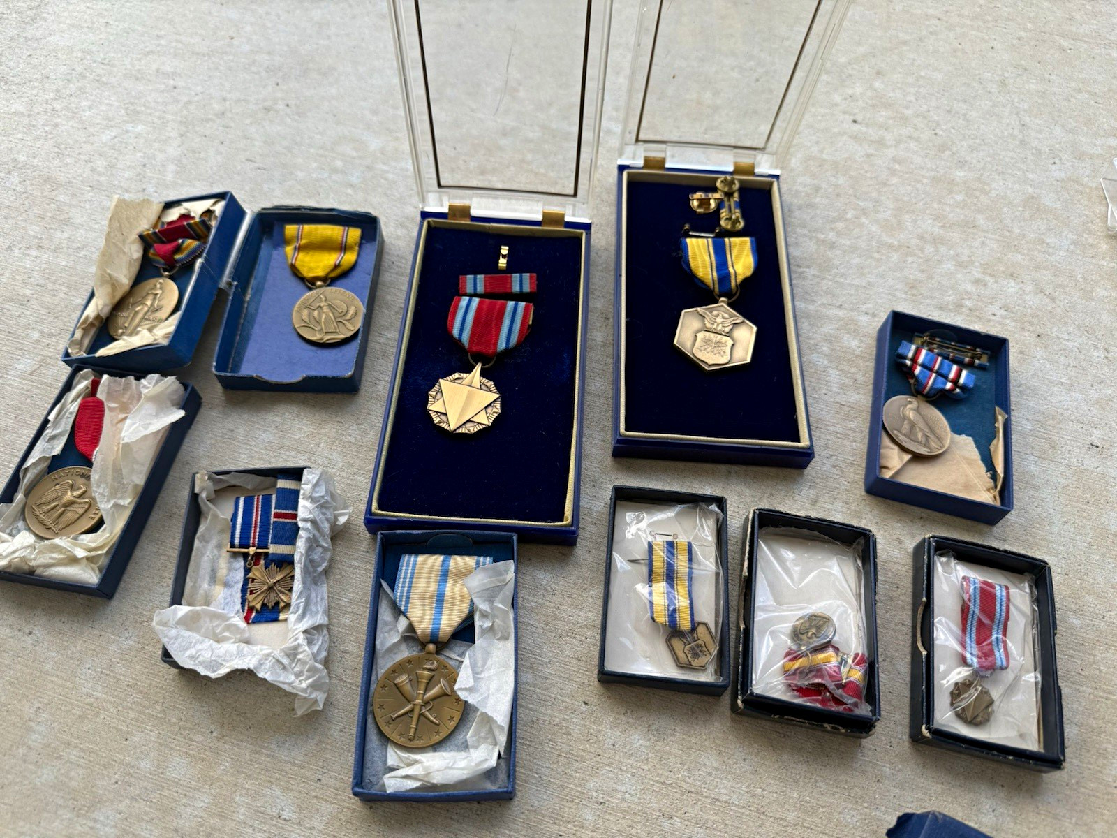 Vintage US Military Medals & Ribbon Bars Lot WWII Korean War With Cases