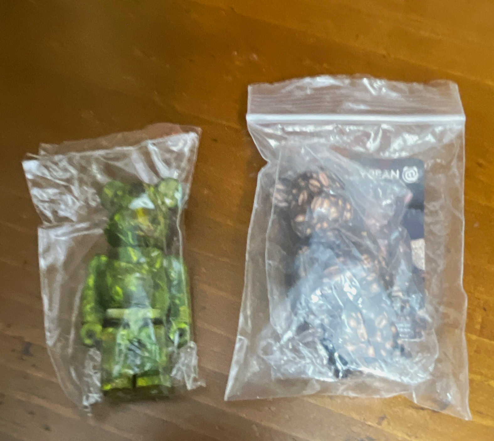 Bearbrick Lot2pc Green Camo & Black Plastic Figures Bagged coffee bean s 44/45