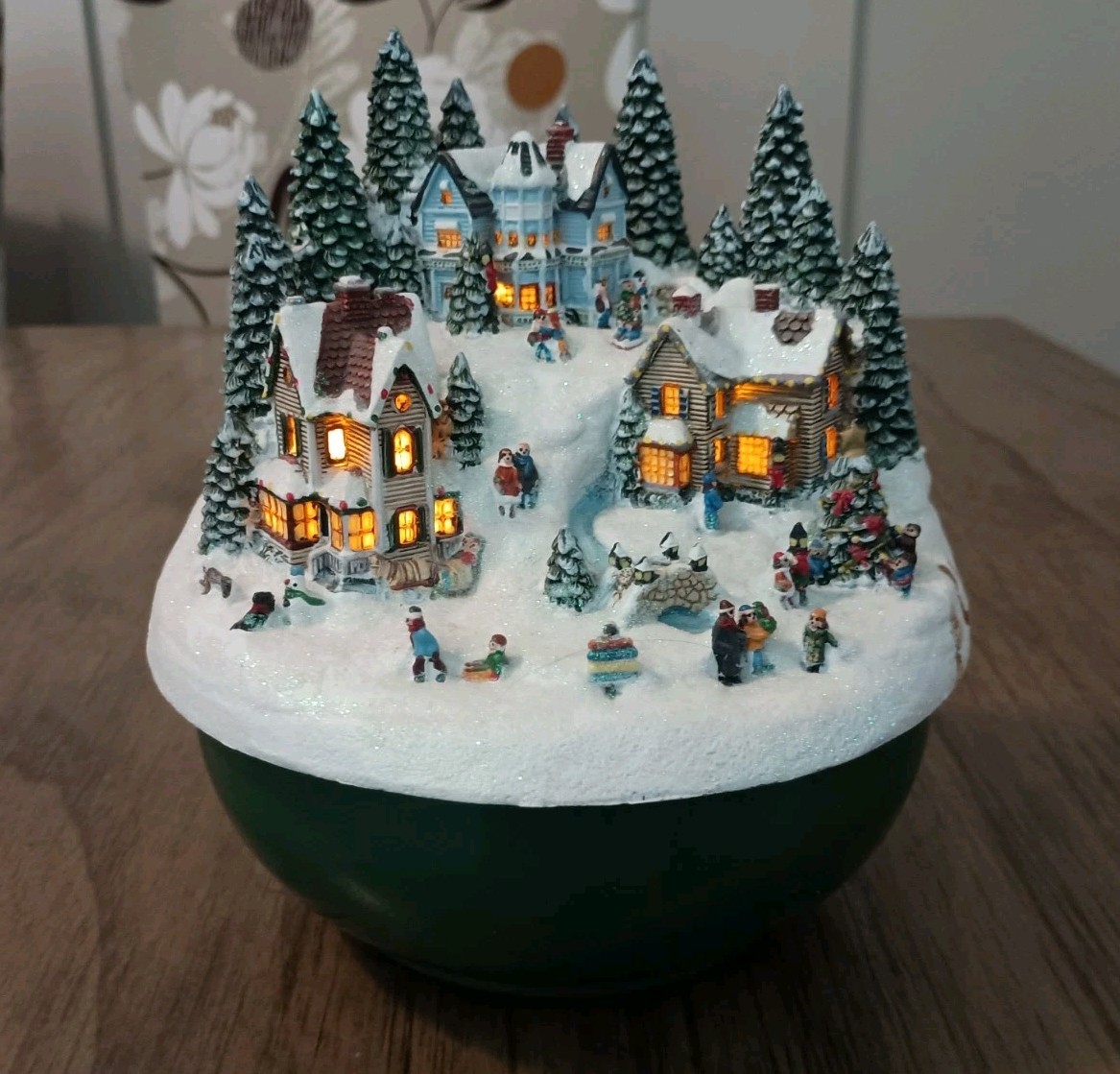 Bradford Exchange Thomas Kinkade Illuminated Christmas Music Tabletop Decoration